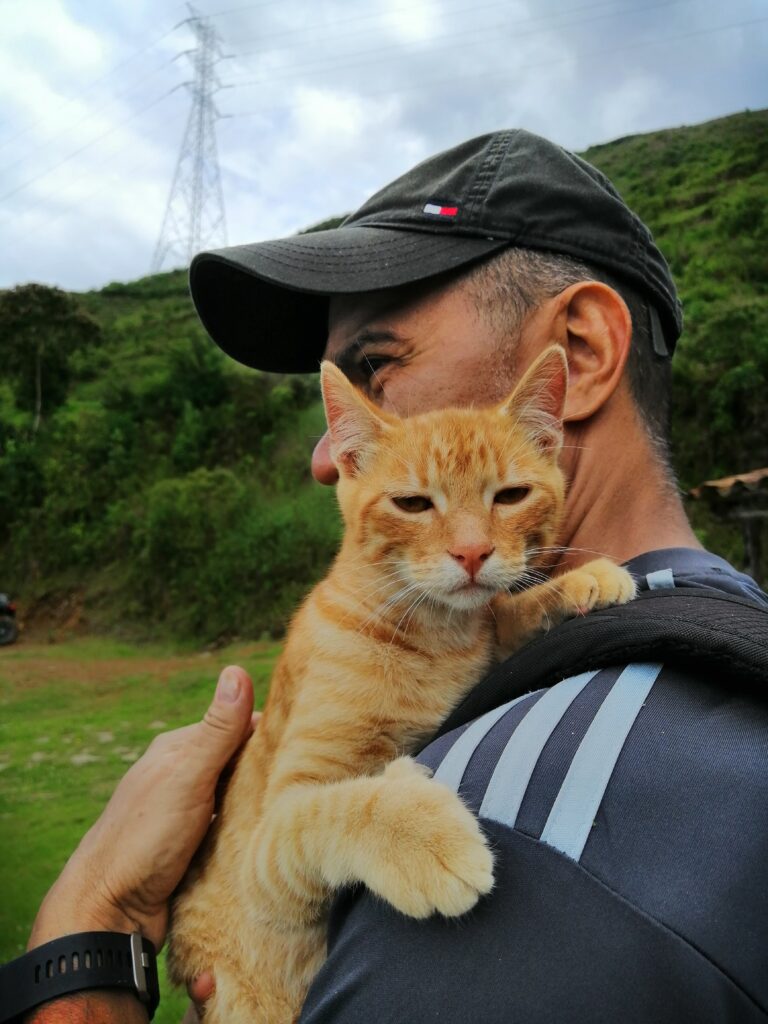 Fotografía de Jorge sosteniendo un gato en portafolio audiovisual